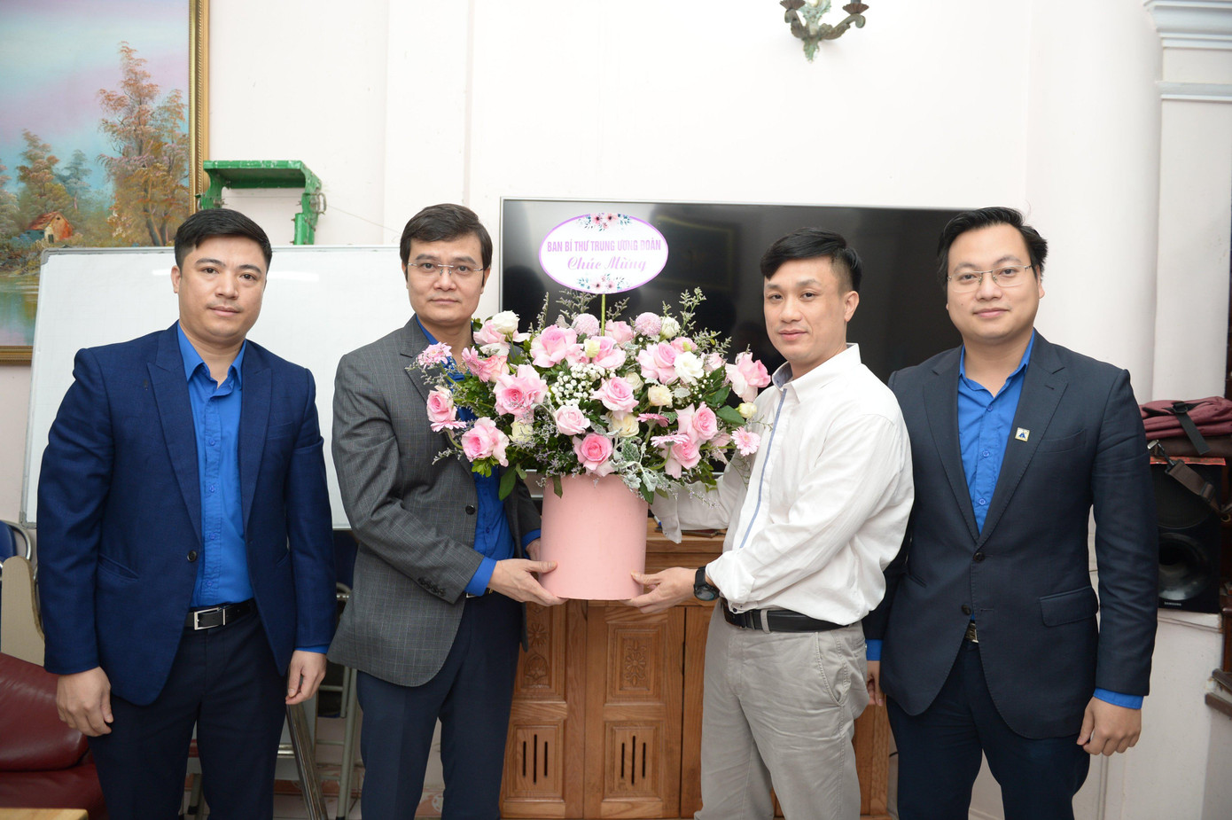 Bí thư thường trực T.Ư Đoàn Bùi Quang Huy (thứ hai từ trái qua) tặng hoa, chúc mừng thầy giáo Nguyễn Hồng Hải, nhân Ngày Nhà giáo Việt Nam 20/11. Ảnh: Dương Triều Bí thư thường trực T.Ư Đoàn Bùi Quang Huy (thứ hai từ trái qua) tặng hoa, chúc mừng thầy giáo Nguyễn Hồng Hải, nhân Ngày Nhà giáo Việt Nam 20/11. Ảnh: Dương Triều