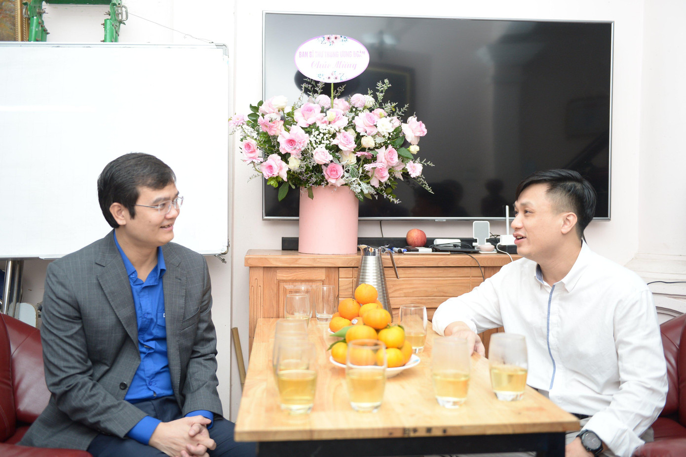 Bí thư thường trực T.Ư Đoàn Bùi Quang Huy (bên trái) trò chuyện với thầy giáo Nguyễn Hồng Hải. Ảnh: Dương Triều Bí thư thường trực T.Ư Đoàn Bùi Quang Huy (bên trái) trò chuyện với thầy giáo Nguyễn Hồng Hải. Ảnh: Dương Triều