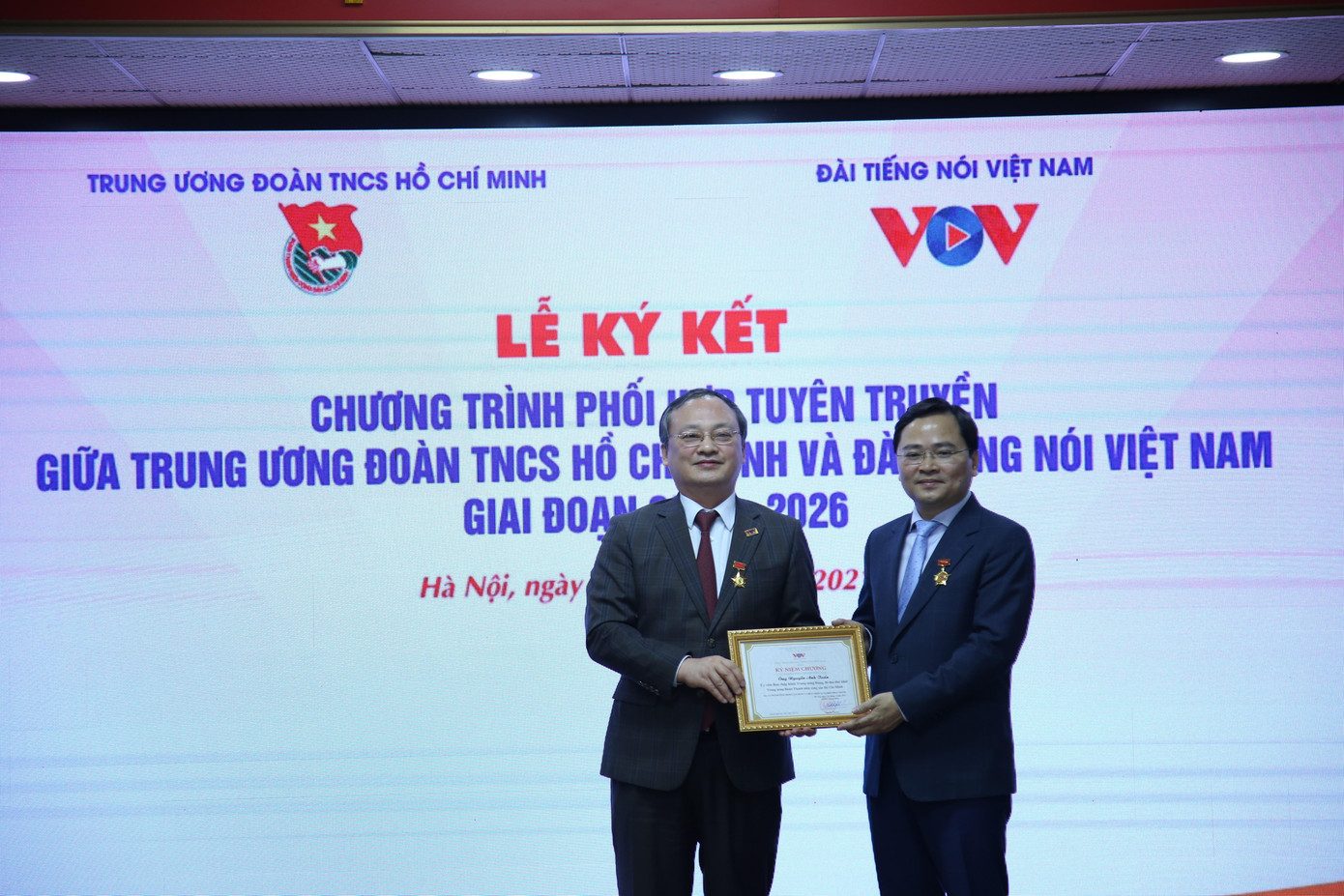 Giám đốc Đài Tiếng nói Việt Nam trao tặng kỷ niệm chương “Vì sự nghiệp phát thanh Việt Nam” cho Bí thư thứ nhất T.Ư Đoàn Nguyễn Anh Tuấn