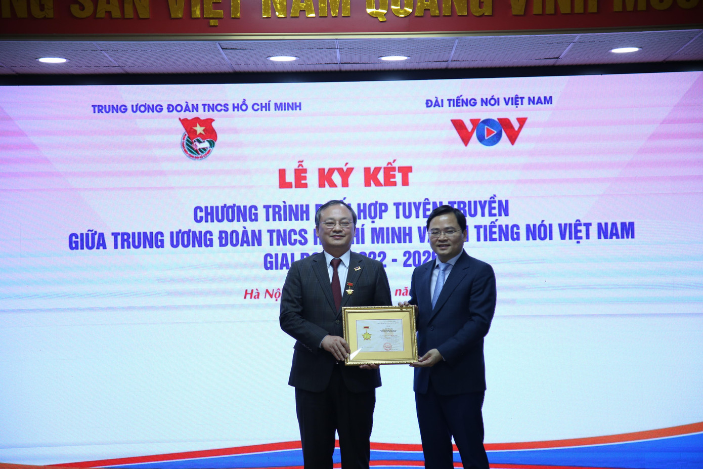 Bí thư thứ nhất T.Ư Đoàn Nguyễn Anh Tuấn (bên phải) trao tặng Kỷ niệm chương Vì thế hệ trẻ cho Giám đốc Đài Tiếng nói Việt Nam Đỗ Tiến Sỹ.