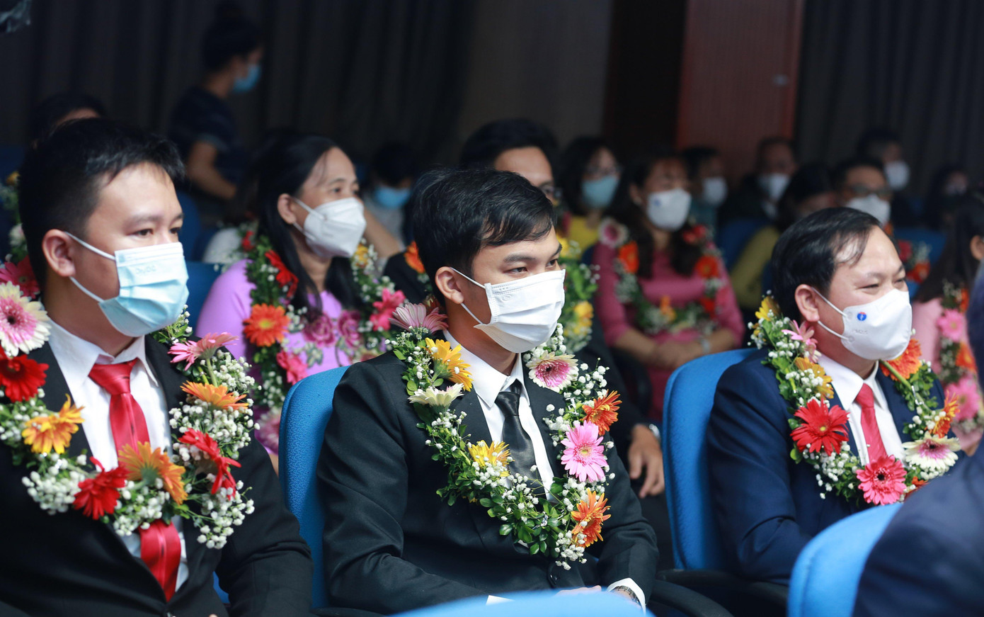 Các thầy cô giáo tại lễ tuyên dương. Ảnh: Bảo Anh