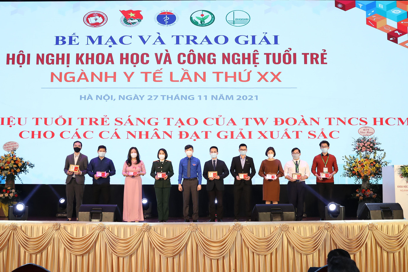 Bí thư T.Ư Đoàn Nguyễn Minh Triết trao Huy hiệu tuổi trẻ sáng tạo cho các tác giả đoạt giải xuất sắc tại Hội nghị Khoa học và Công nghệ tuổi trẻ ngành Y tế lần thứ XX. Ảnh: Bảo Anh