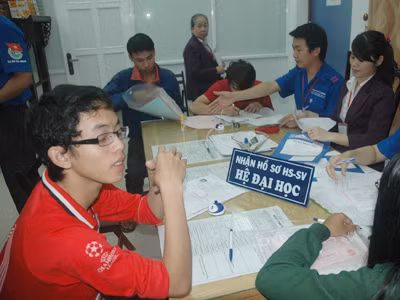 Thí sinh nộp hồ sơ xét tuyển vào Trường ĐH Quốc tế Hồng Bàng, Trường ĐH NCL này nhận hồ sơ đến 30-11. Ảnh: Quang Phương