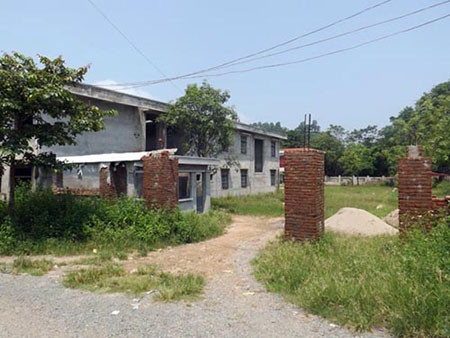 Thực tế năm học 2011 – 2012 , Trường THCS Tân Hòa không thiếu phòng học, chỉ thiếu phòng học bộ môn (phòng thí nghiệm, thực hành), trong khi đó để đạt “Chuẩn Quốc gia”, trường phải có 3 phòng học bộ môn với diện tích 1,95m2/1 học sinh (đối với cấp THCS) và chỉ cần tính 40 học sinh/lớp chứ không cần tính 45 học sinh/lớp theo quy định của Bộ GD&ĐT, cộng với diện tích tối thiểu của mỗi phòng chuẩn bị (từ 12m2 – 27m2) thì mỗi phòng học bộ môn cũng gần 100m2. Tuy nhiên, các phòng học trong dự án cải tạo, nâng cấp Trường THCS Cộng Hòa và Trường THCS Tân Hòa đều là các phòng học thông thường, có diện tích 54m2”