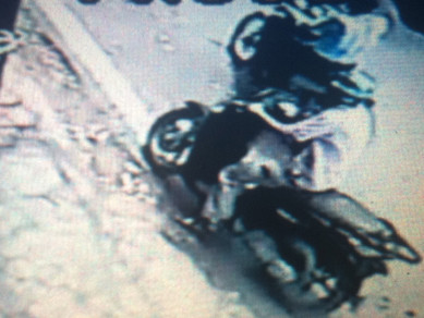 Hình ảnh đối tượng lấy trộm chiếc xe Sh của chị Linh được Camera ghi lại