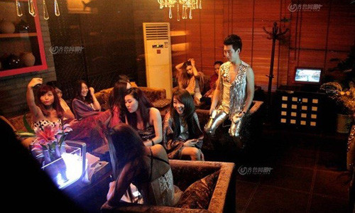 Bỏ qua mọi ánh mắt tò mò và thậm chí là ghẻ lạnh, A Hao vẫn kiên trì làm việc cùng 13 vũ công nữ xinh đẹp khác. Trong đội, chỉ có A Hao là nam giới.