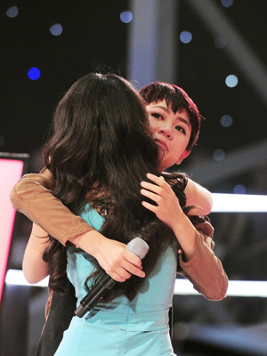 Khánh Hà có vẻ là thí sinh phải rơi nhiều nước mắt nhất tại vòng Đối đầu - Giọng hát Việt. Ảnh: Lý Võ Phú Hưng. Khánh Hà có vẻ là thí sinh phải rơi nhiều nước mắt nhất tại vòng Đối đầu - Giọng hát Việt. Ảnh: Lý Võ Phú Hưng