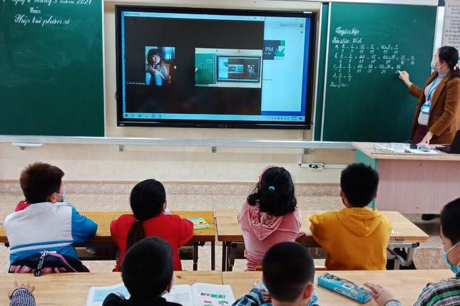 Một lớp học được tổ chức theo hình thức vừa học trực tiếp vừa học trực tuyến (cho các học sinh ảnh hưởng bởi dịch COVID-19) tại Quảng Ninh vào tháng 3/2021. Một lớp học được tổ chức theo hình thức vừa học trực tiếp vừa học trực tuyến (cho các học sinh ảnh hưởng bởi dịch COVID-19) tại Quảng Ninh vào tháng 3/2021.