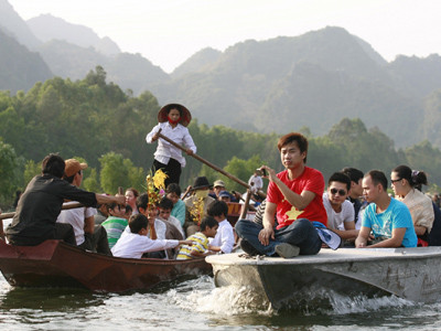 Trên suối Yến vào chùa Hương. Ảnh: Hồng Vĩnh Trên suối Yến vào chùa Hương