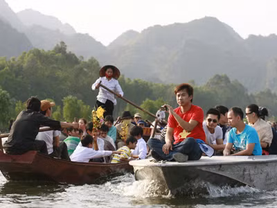 Trên suối Yến vào chùa Hương