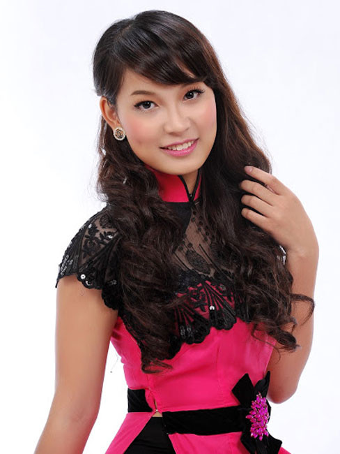 Hoàng Linh Thủy - Sinh năm: 1992 – Quê quán: Lạng Sơn. Linh Thủy đang học năm thứ ba trường Đại học Ngoại thương Hà Nội. Thời còn là học sinh, Thủy đã giành được giải nhì môn văn quốc gia vào năm 2010. Thủy từng tham gia dẫn một số chương trình nhỏ ở một số kênh truyền hình. Trong khoảng thời gian học đại học, Thủy còn tham gia CLB Dancing của trường