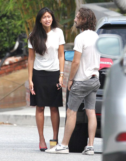 Karolyn Pho hờn giận khóc lóc với Shia LeBeouf trên phố