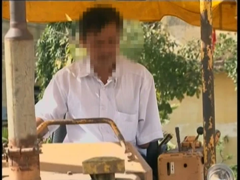 Nhân vật được cho là mù mắt, cụt tay vẫn hằng ngày lái xe mưu sinh .Ảnh cắt từ video phóng sự Ảnh: Việt Hương