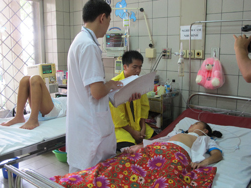 Chăm sóc bệnh nhi bị tiêu chảy tại Khoa Nhi, Bệnh viện Bạch Mai. Ảnh: Thúy Anh 