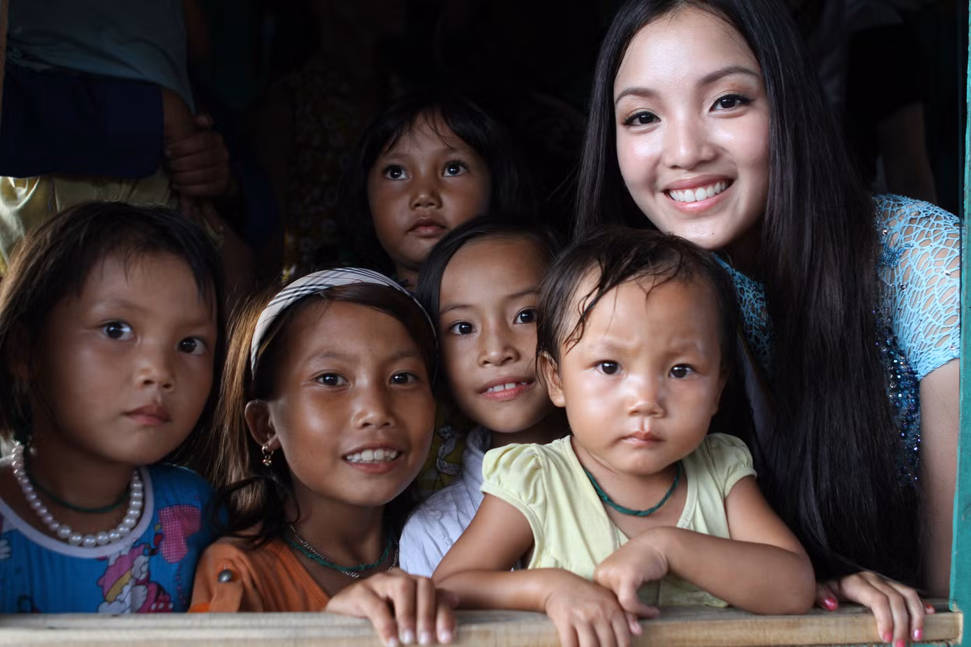Huỳnh Bích Phương và trẻ em làng chài Bến Do thị xã Cẩm Phả. Ảnh : Xuân Phú trao quà cho làng chài Bến Gio thị xã Cẩm Phả.