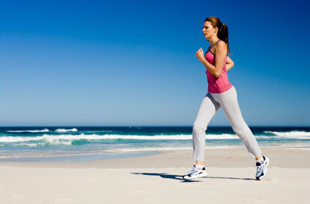 Đi bộ 30 phút mỗi ngày là hoạt động có lợi cho đôi mắt. (Ảnh minh họa)