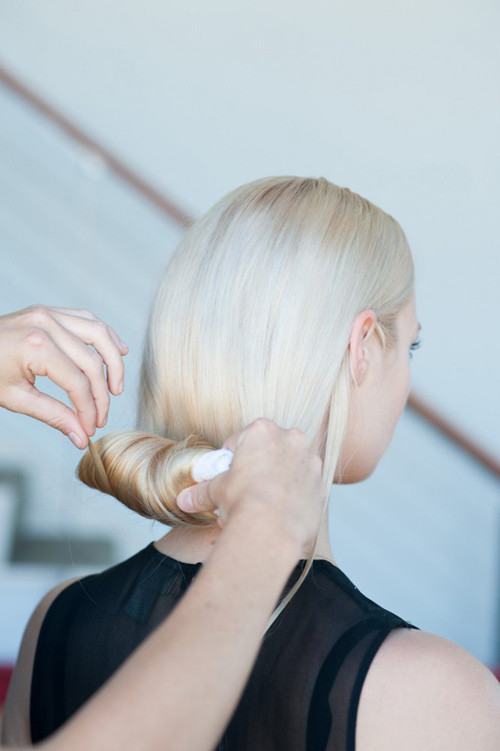 Tóc búi cuộn quý phái bằng… một chiếc tất - 6