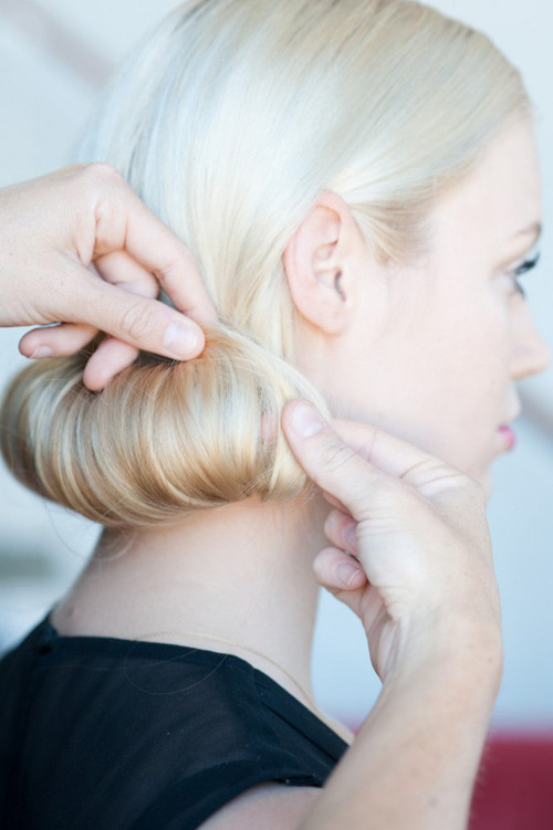 Tóc búi cuộn quý phái bằng… một chiếc tất - 8