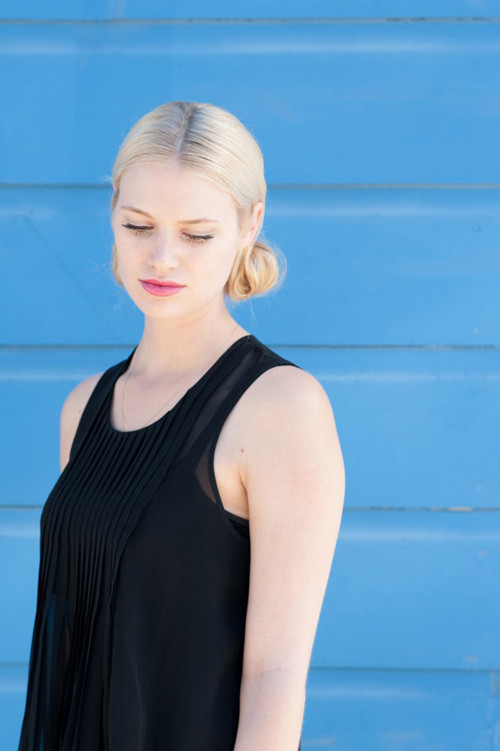 Tóc búi cuộn quý phái bằng… một chiếc tất - 9