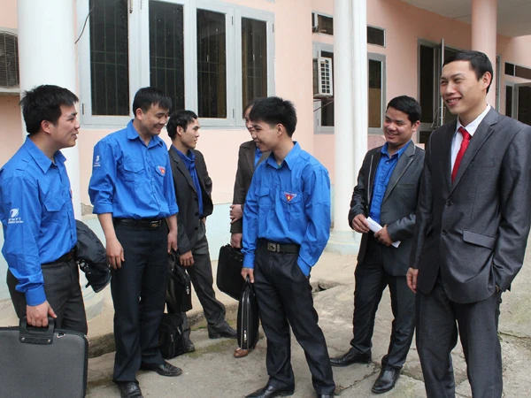 Các phó chủ tịch xã của huyện Hà Quảng thảo luận