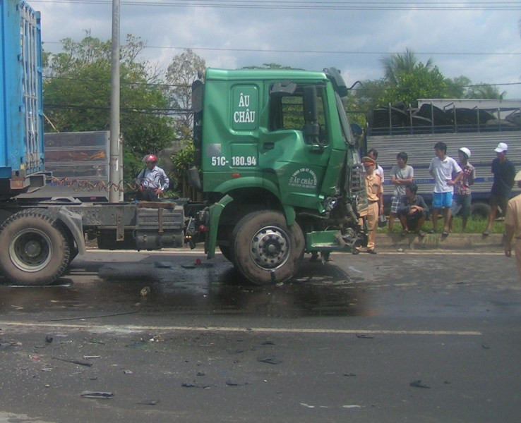 Bốn chiếc xe hư hỏng nặng