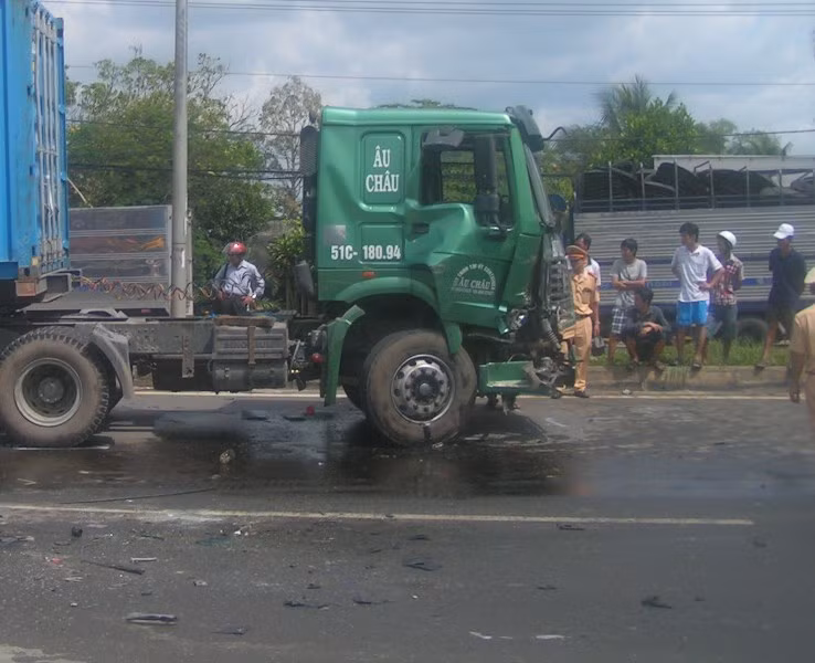 Bốn chiếc xe hư hỏng nặng