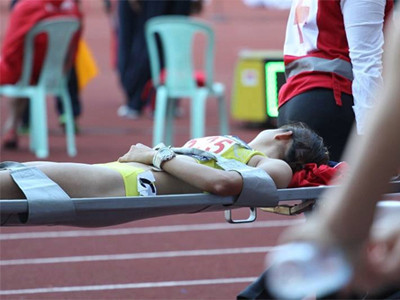 Quách Thị Lan kiệt sức sau khi về nhì nội dung chạy 400 m vượt rào nữ. Ảnh: Duy Phạm.