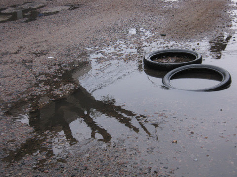 Hố “tử thần” được người dân đánh dấu bằng mấy lốp xe. Ảnh: Khoa học Đời sống. Hố “tử thần” được người dân đánh dấu bằng mấy lốp xe. Ảnh: Khoa học Đời sống