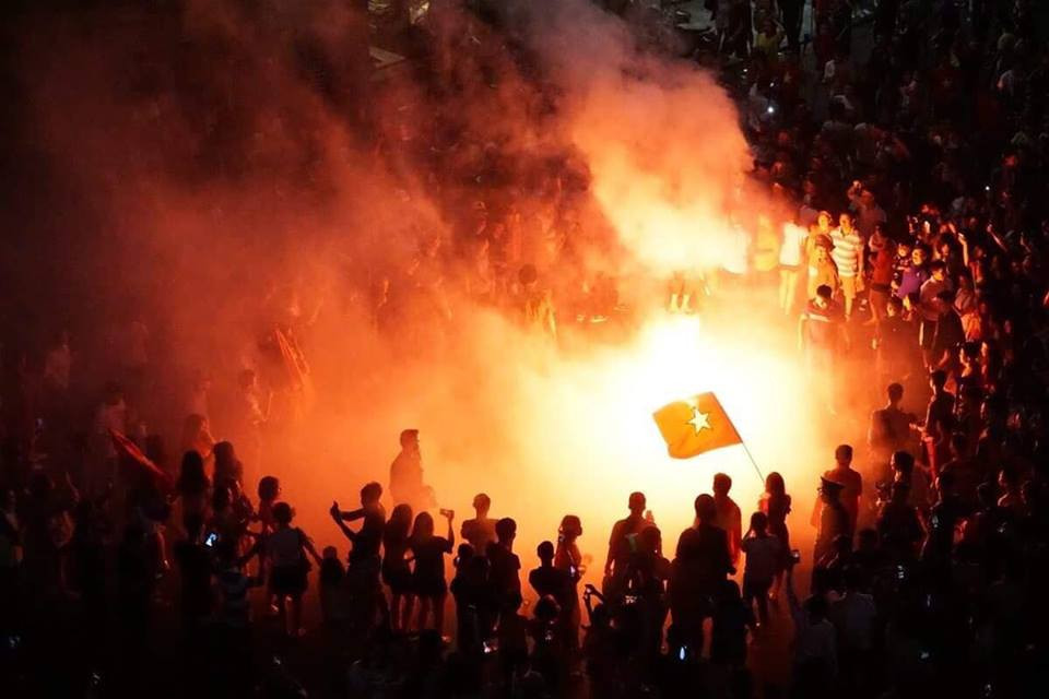 Cả nước xuống đường mừng tuyển Việt Nam vào chung kết AFF Cup ảnh 5