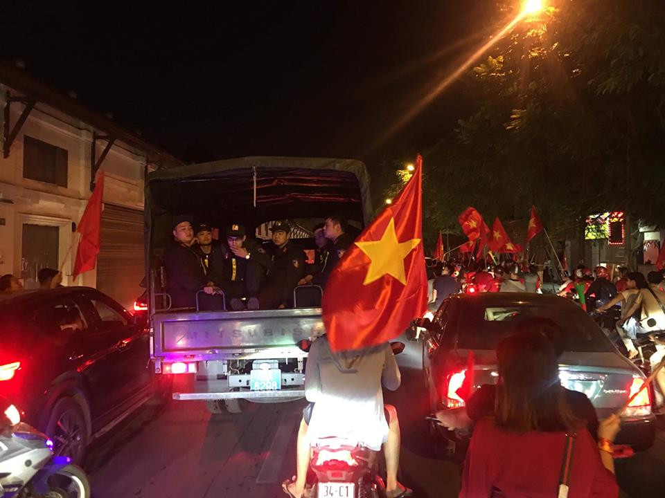 Cả nước xuống đường mừng tuyển Việt Nam vào chung kết AFF Cup ảnh 9