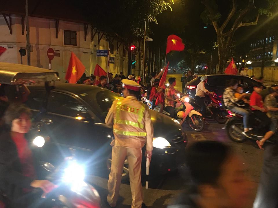 Cả nước xuống đường mừng tuyển Việt Nam vào chung kết AFF Cup ảnh 7