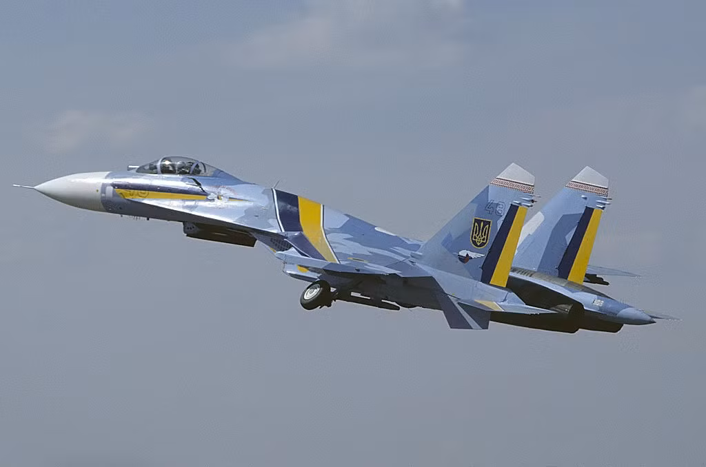 Nhìn gần tiêm kích Su-27 của Ukraine rơi khi hạ cánh ảnh 2