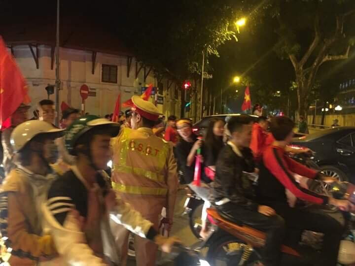 Cả nước xuống đường mừng tuyển Việt Nam vào chung kết AFF Cup ảnh 8