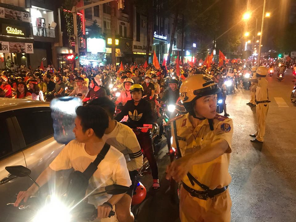 Cả nước xuống đường mừng tuyển Việt Nam vào chung kết AFF Cup ảnh 3