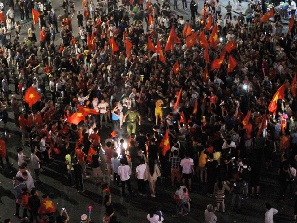 Cả nước xuống đường mừng tuyển Việt Nam vào chung kết AFF Cup ảnh 6