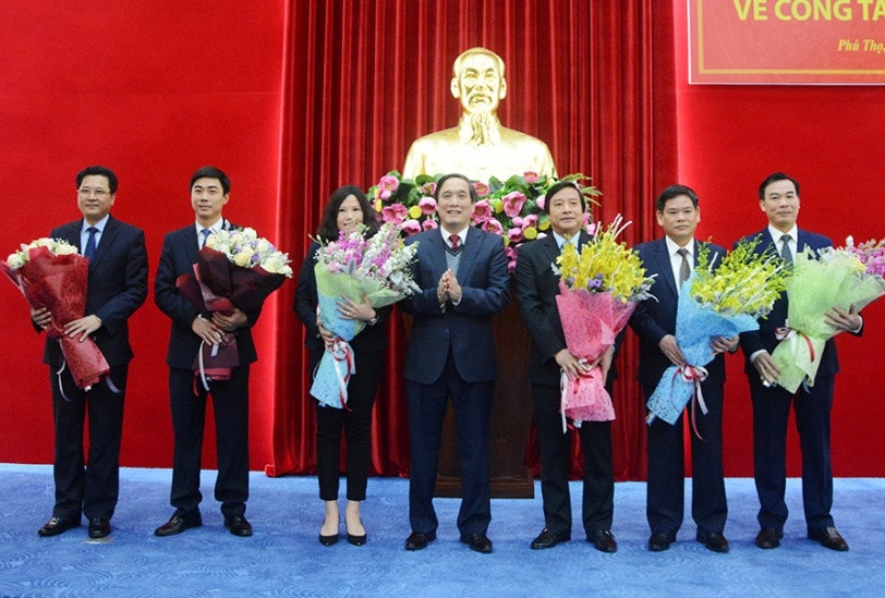 Soi cán bộ qua lăng kính của muôn người ảnh 3