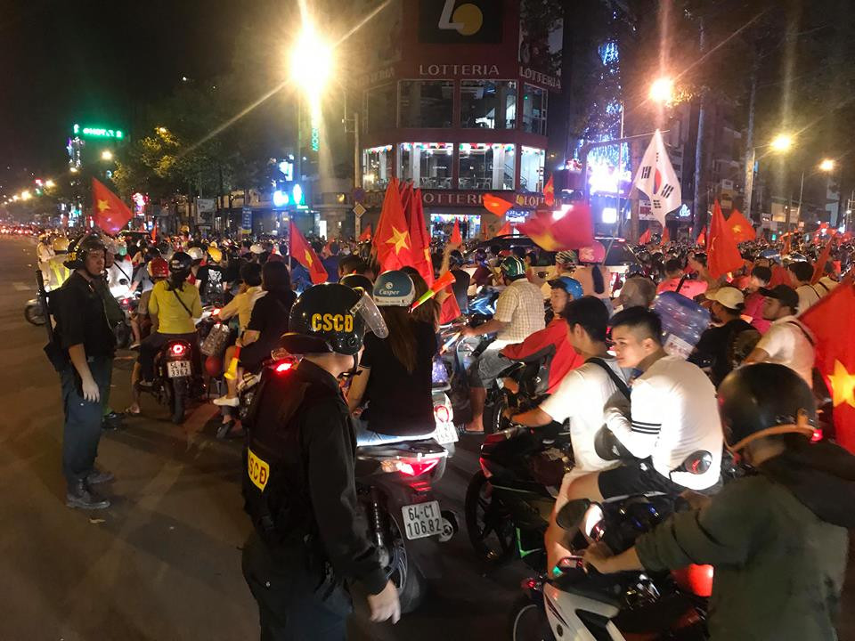 Cả nước xuống đường mừng tuyển Việt Nam vào chung kết AFF Cup ảnh 4