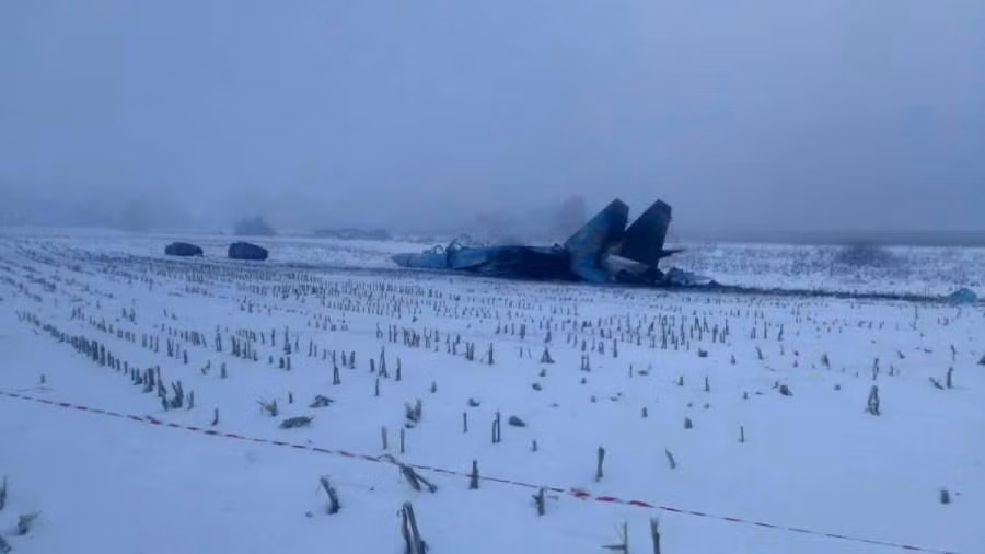 Nhìn gần tiêm kích Su-27 của Ukraine rơi khi hạ cánh ảnh 1