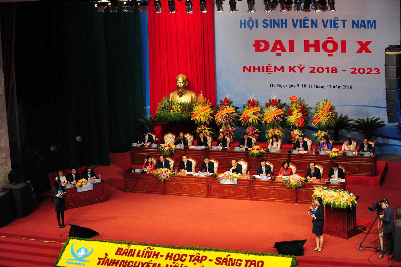 Xây dựng lớp sinh viên toàn diện, vừa hồng, vừa chuyên ảnh 10