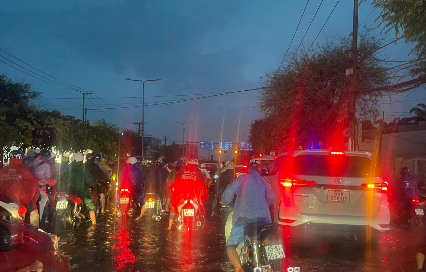 Ngập sâu khiến nhiều tuyến đường nội ô Cần Thơ ùn tắc.