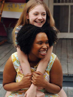 Một số hình ảnh của Dakota và Jennifer Hudson trong The Secret Life of Bees