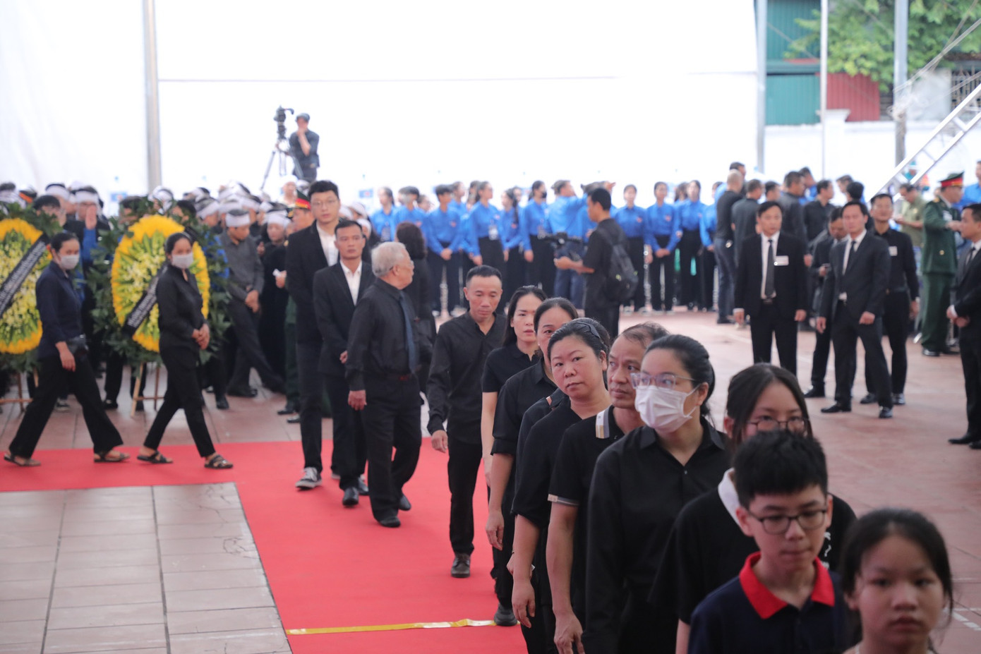 Người dân viếng Tổng Bí thư ở quê nhà xã Đông Hội.