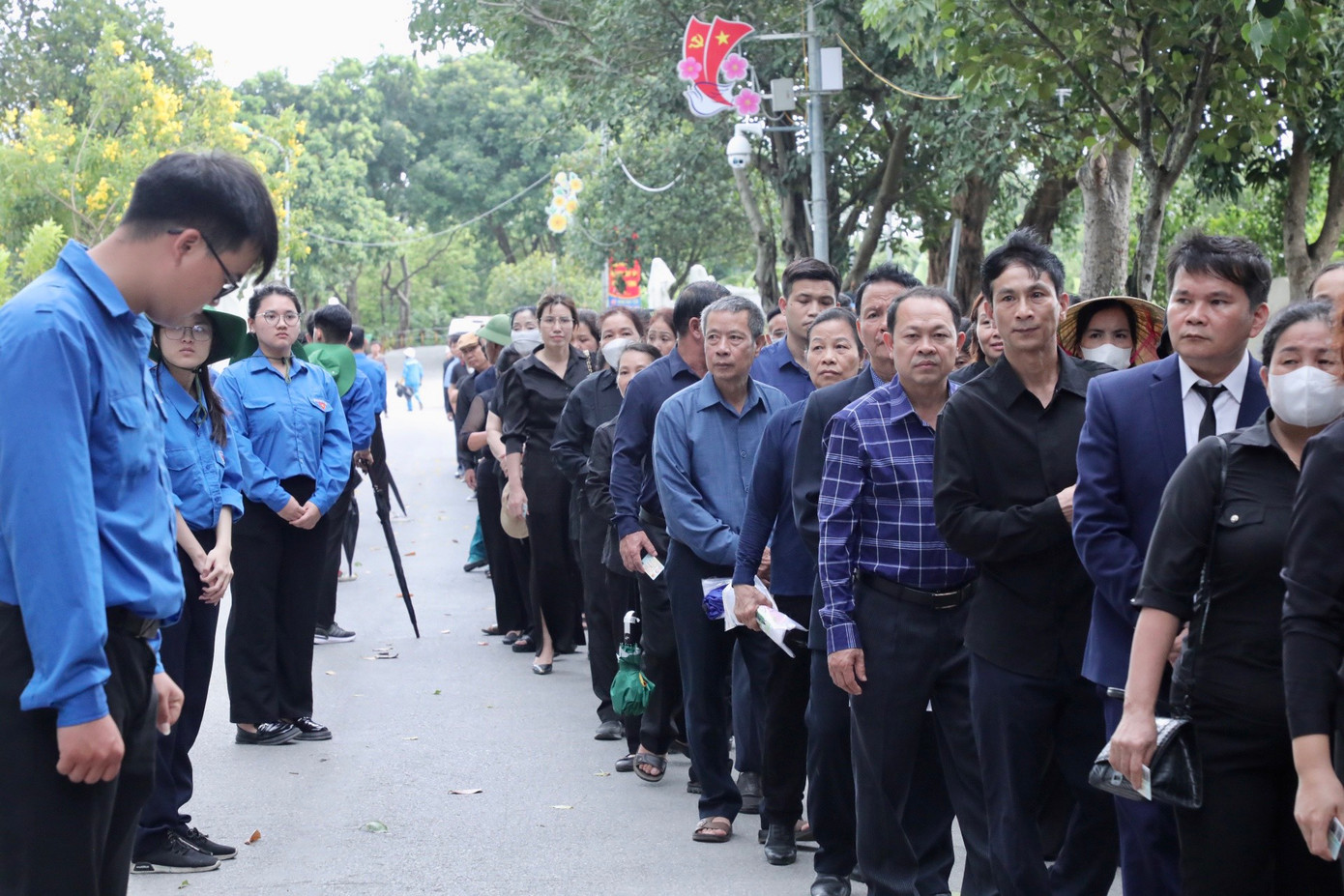 Hàng đoàn người dân kiên nhẫn xếp hàng, di chuyển từng chút một để chờ đến lượt viếng Tổng Bí thư Nguyễn Phú Trọng tại quê hương Lại Đà.