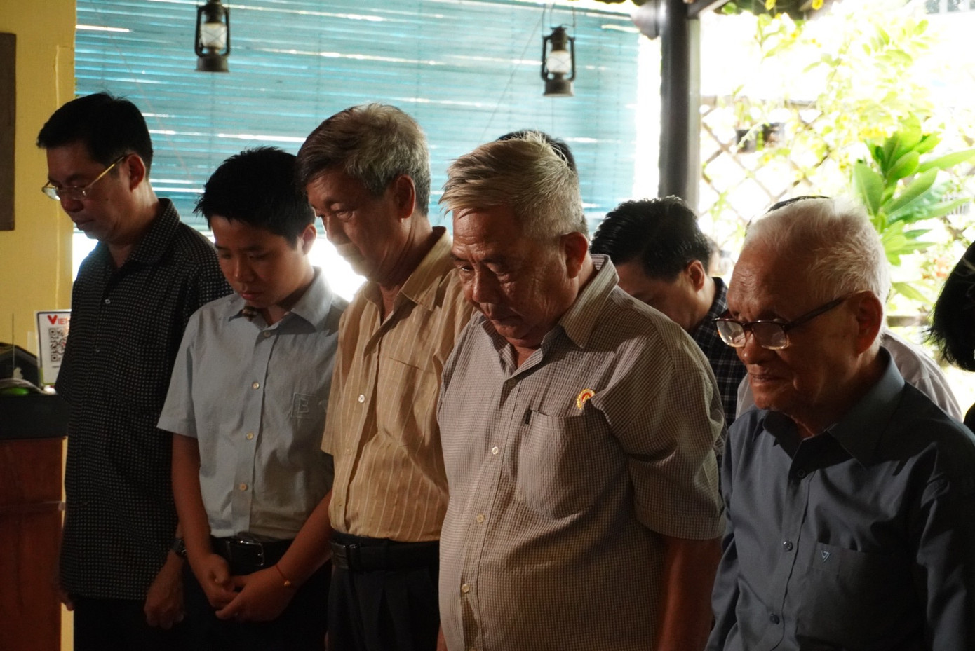 Các chiến sĩ Biệt động Sài Gòn năm xưa kính cẩn nghiêng mình trước di ảnh Tổng Bí thư Nguyễn Phú Trọng.