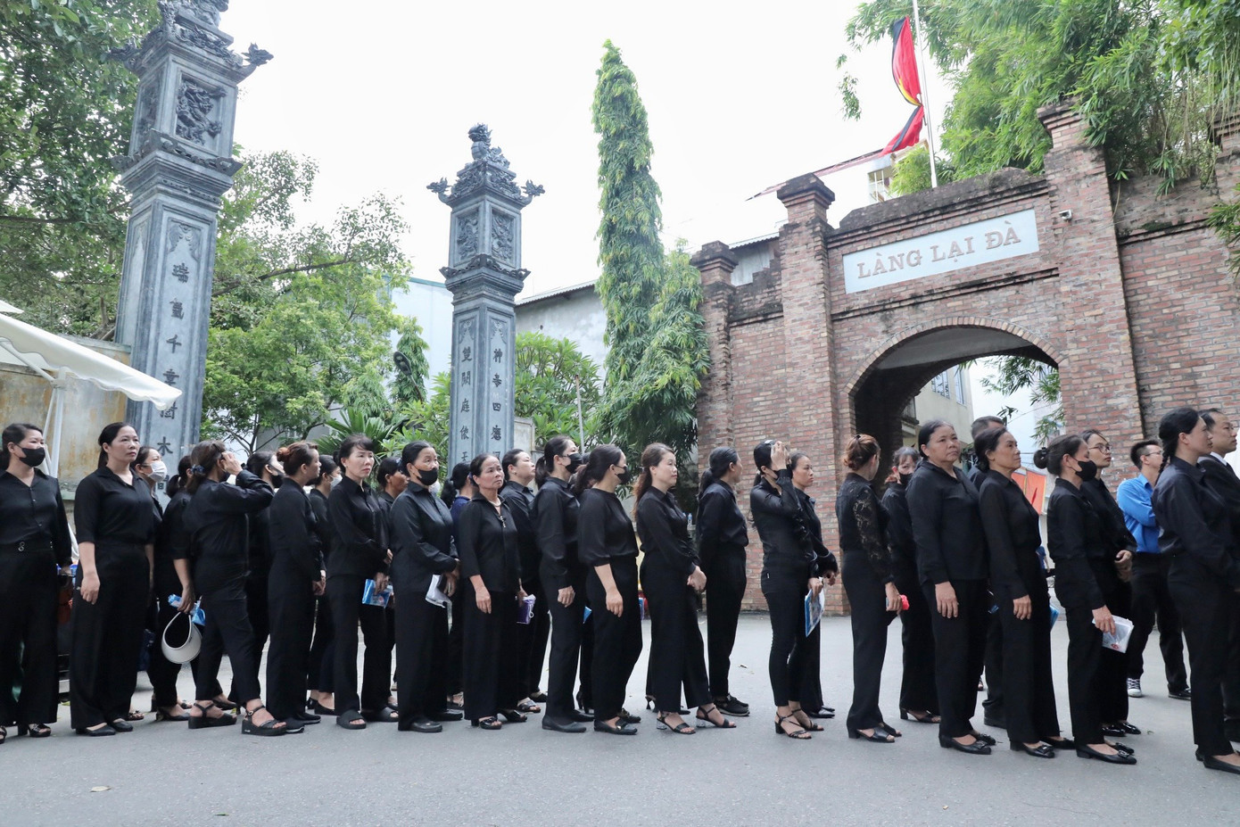 Người dân kiên nhẫn xếp hàng, di chuyển từng chút một để chờ đến lượt viếng Tổng Bí thư Nguyễn Phú Trọng tại quê hương Lại Đà.