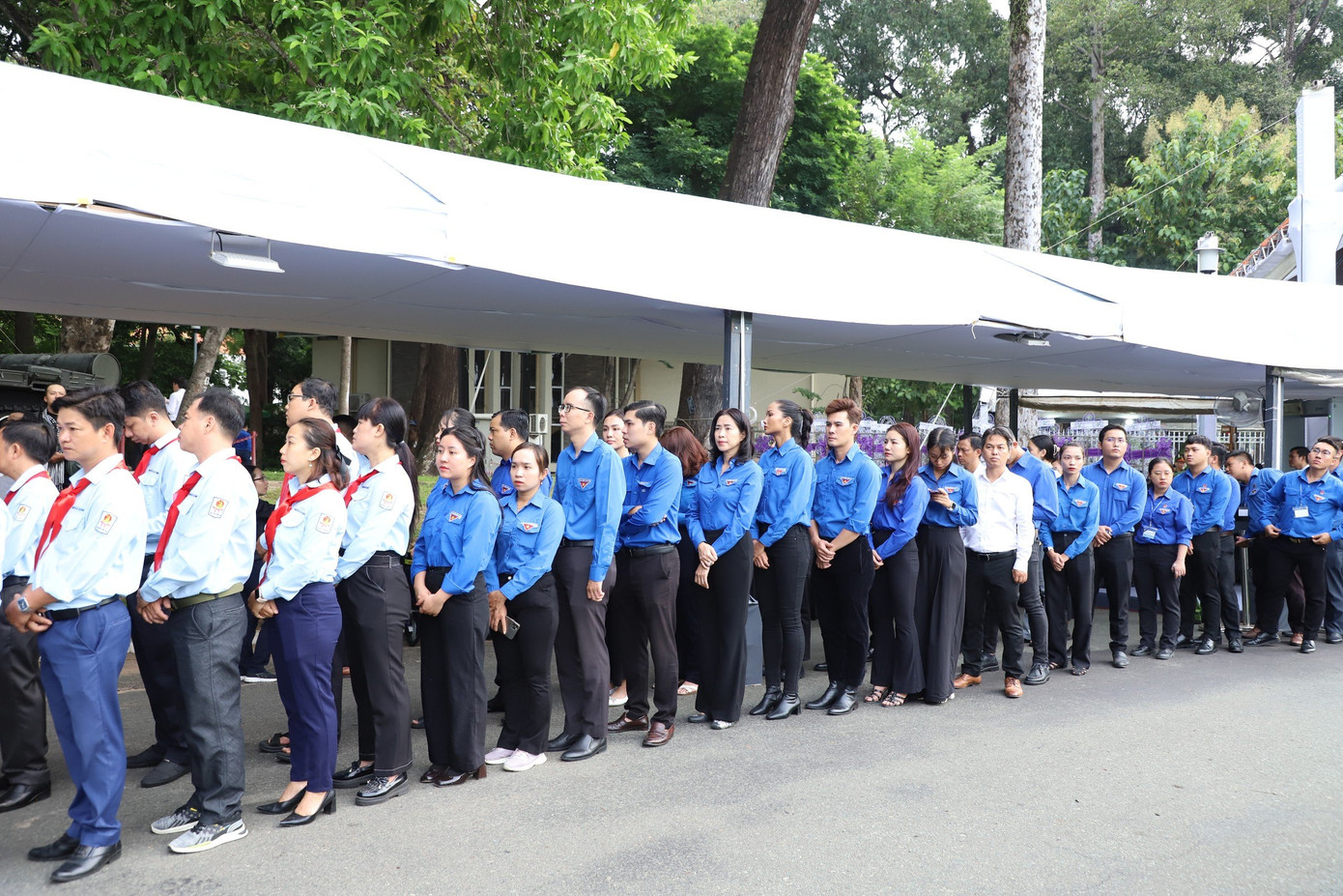 Các cán bộ, đoàn viên thanh niên TPHCM xếp hàng viếng Tổng Bí thư Nguyễn Phú Trọng.