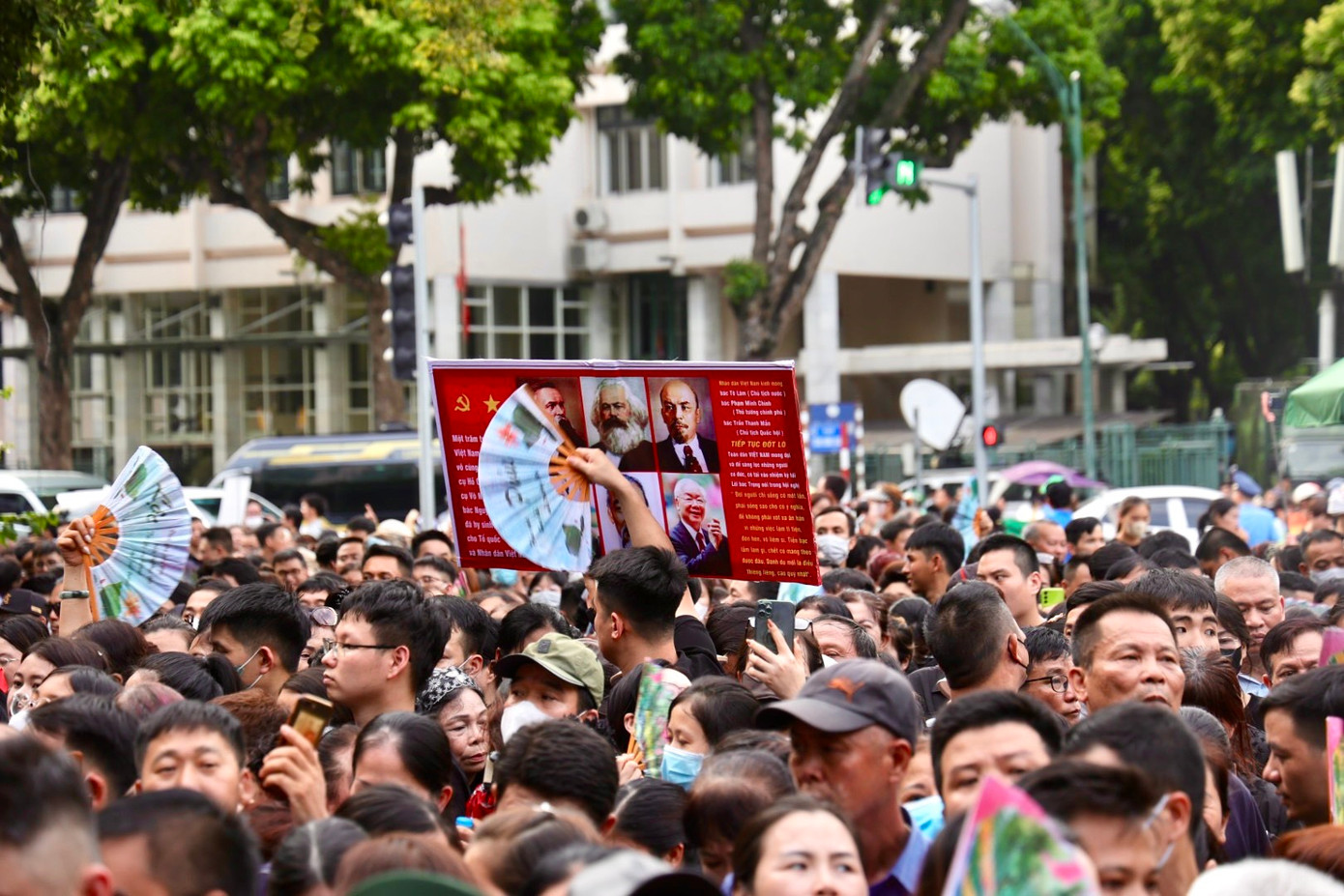 TPHCM điều chỉnh thời gian viếng Tổng Bí thư Nguyễn Phú Trọng đến 23h00 ảnh 116