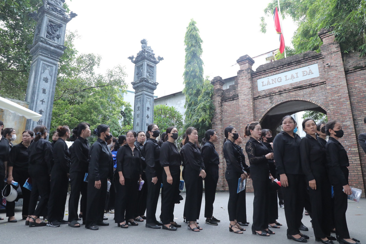 Dù đã quá giờ trưa, nhưng người dân vẫn kiên nhẫn xếp hàng, di chuyển từng chút một để chờ đến lượt viếng Tổng Bí thư Nguyễn Phú Trọng tại quê hương Lại Đà.