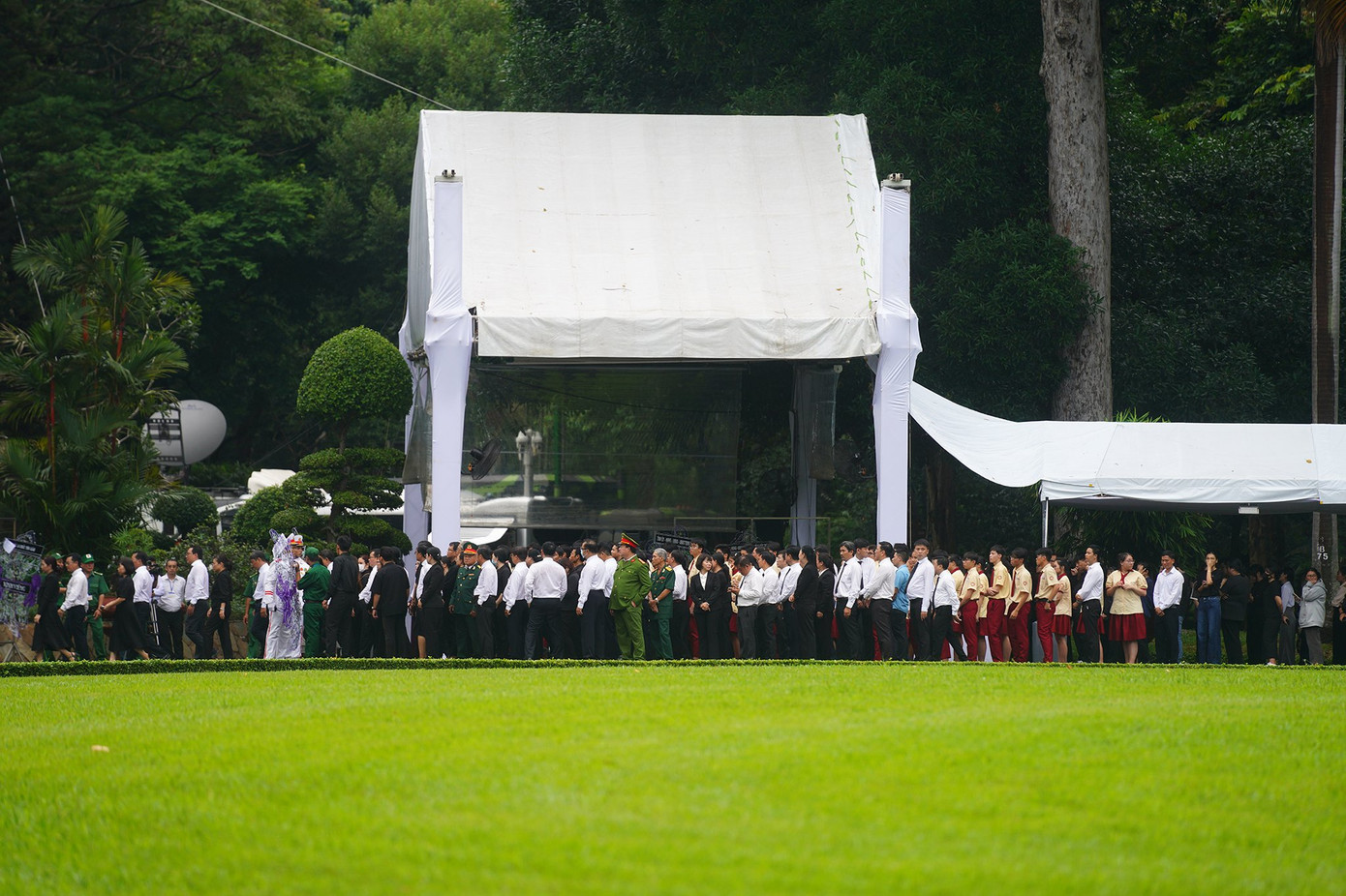 TPHCM điều chỉnh thời gian viếng Tổng Bí thư Nguyễn Phú Trọng đến 23h00 ảnh 102