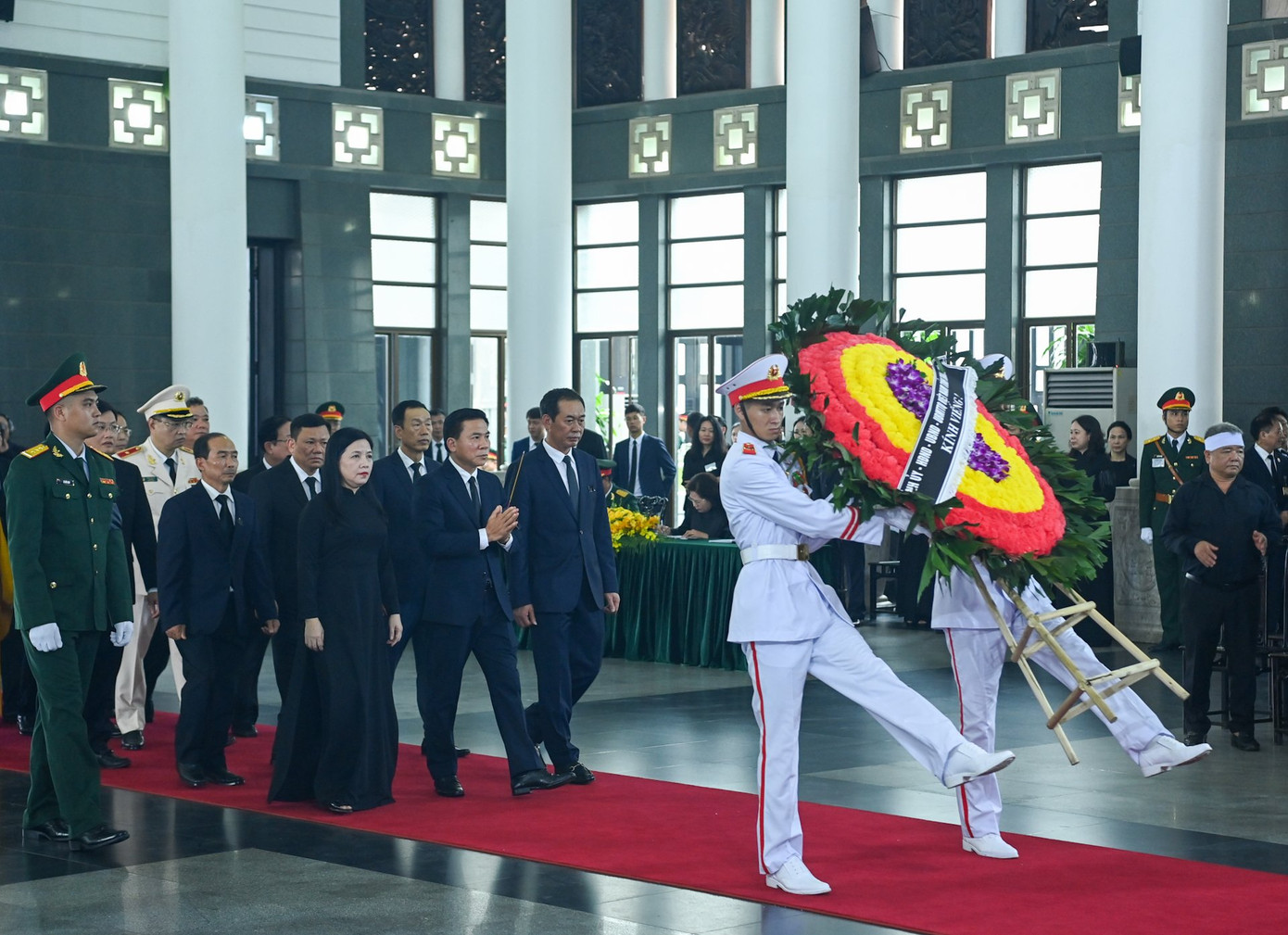 Đoàn đại biểu Tỉnh ủy, HĐND, UBND, Ủy ban MTTQ tỉnh Thanh Hóa do đồng chí Đỗ Trọng Hưng, Ủy viên Trung ương Đảng, Bí thư Tỉnh ủy, Chủ tịch HĐND tỉnh làm Trưởng đoàn, viếng Tổng Bí thư Nguyễn Phú Trọng.